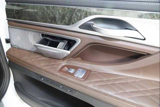 Photo of 2022 White Metallic BMW ALPINA B7