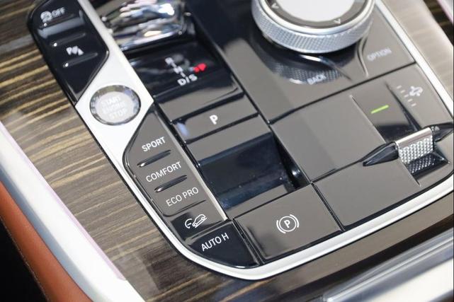 Photo of 2023 White Metallic BMW X7