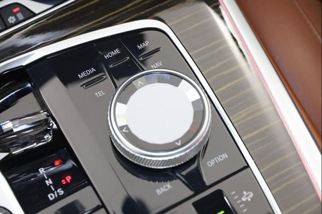Photo of 2023 White Metallic BMW X7