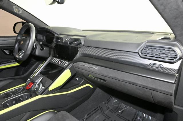 Photo of 2022 Black Lamborghini Urus