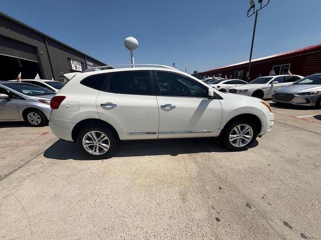 Photo of 2013 Pearl White Nissan Rogue