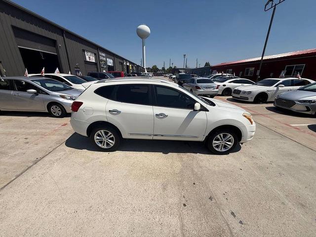 Photo of 2013 Pearl White Nissan Rogue