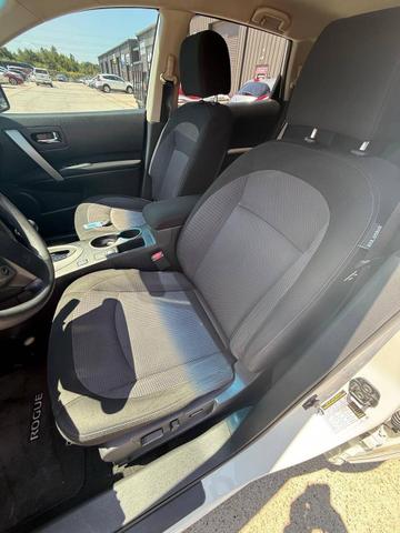 Photo of 2013 Pearl White Nissan Rogue