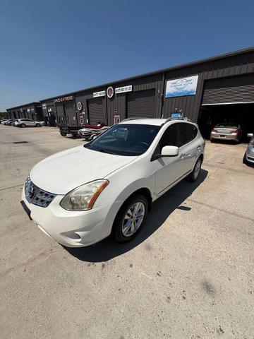 Photo of 2013 Pearl White Nissan Rogue