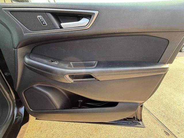 Photo of 2017 Shadow Black Ford Edge
