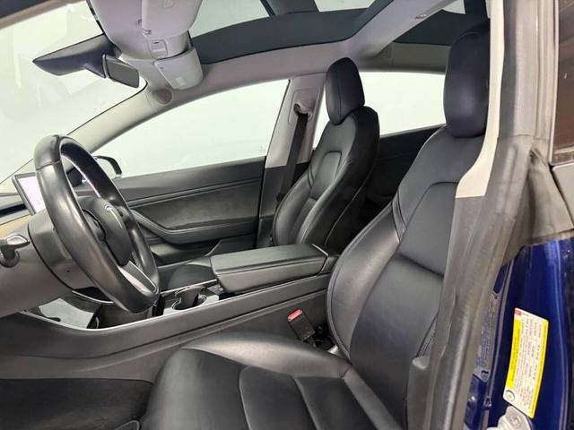 Photo of 2018 Deep Blue Metallic Tesla Model 3