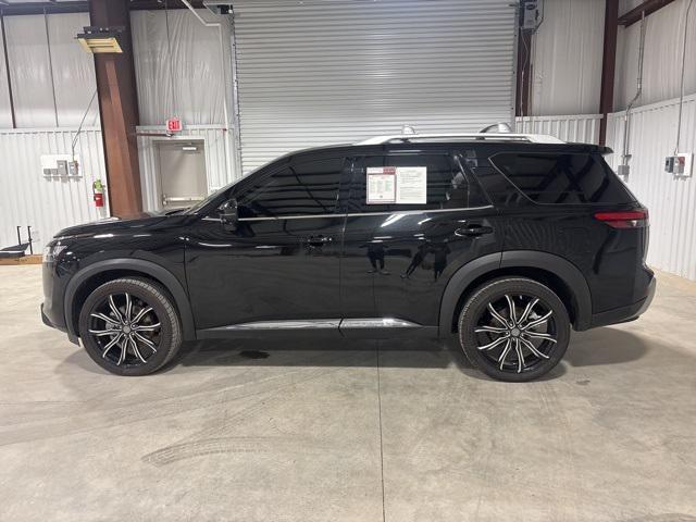 Photo of 2023 Super Black Nissan Pathfinder