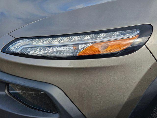 Photo of 2017 Light Brownstone Pearlcoat Jeep Cherokee