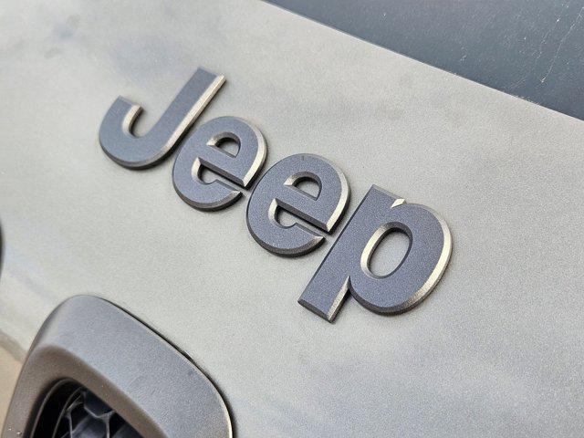 Photo of 2017 Light Brownstone Pearlcoat Jeep Cherokee