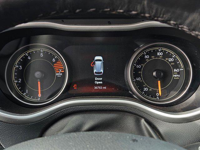 Photo of 2017 Light Brownstone Pearlcoat Jeep Cherokee