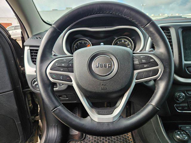 Photo of 2017 Light Brownstone Pearlcoat Jeep Cherokee