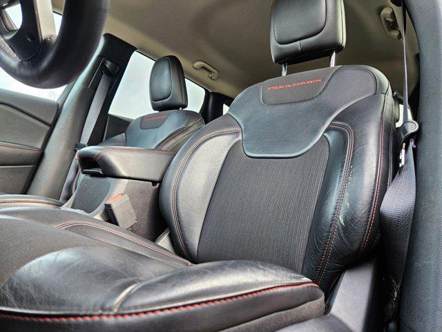 Photo of 2017 Light Brownstone Pearlcoat Jeep Cherokee