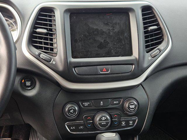 Photo of 2017 Light Brownstone Pearlcoat Jeep Cherokee