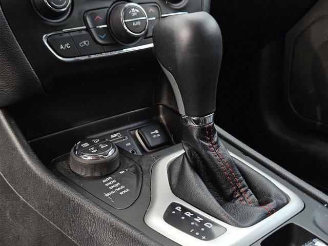 Photo of 2017 Light Brownstone Pearlcoat Jeep Cherokee