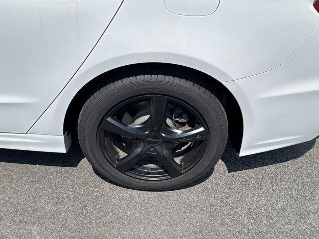Photo of 2019 White Ford Fusion Hybrid