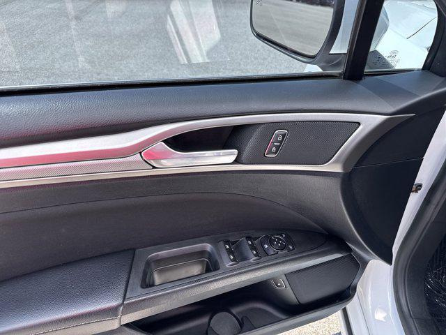 Photo of 2019 White Ford Fusion Hybrid