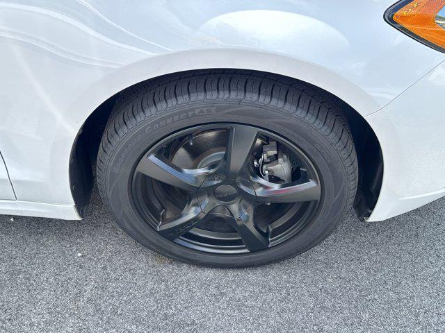 Photo of 2019 White Ford Fusion Hybrid