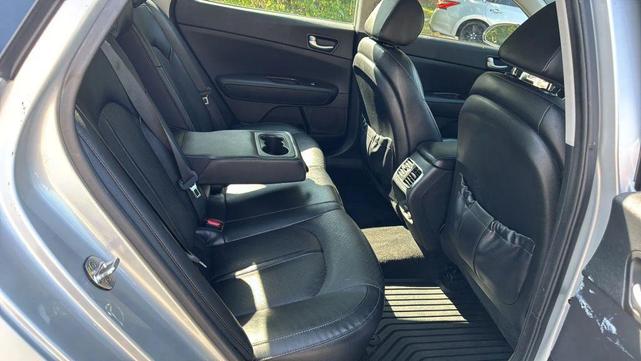 Photo of 2018 Sparkling Silver Kia Optima