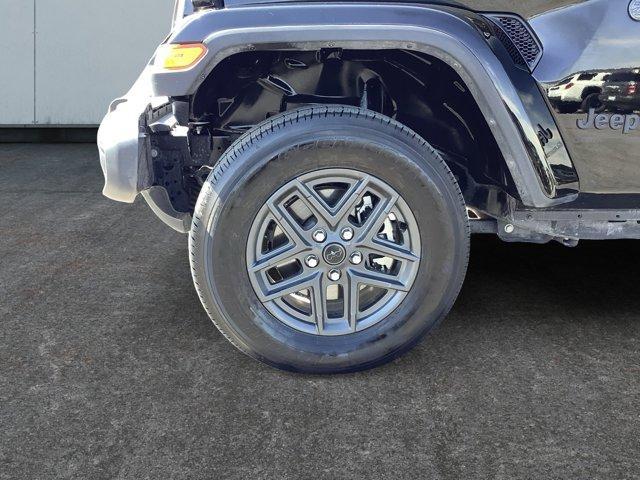 Photo of 2024 Black Clearcoat Jeep Gladiator