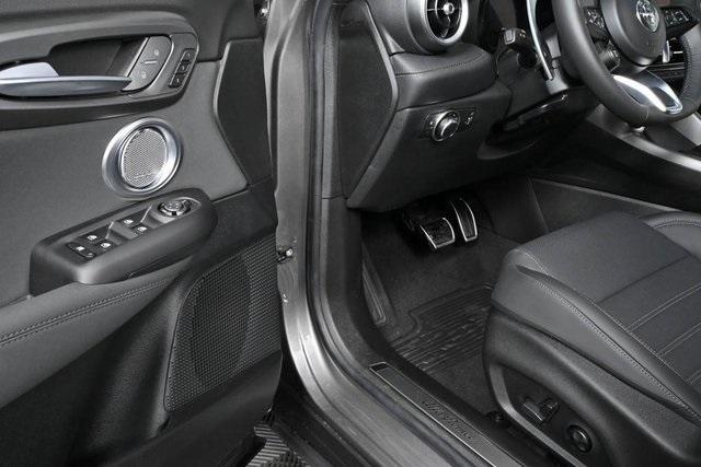 Photo of 2024 Metallic Alfa Romeo Tonale