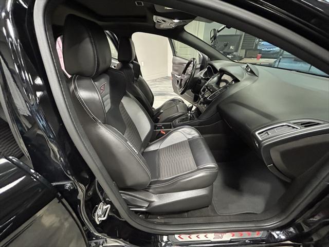 Photo of 2017 Shadow Black Ford Focus ST