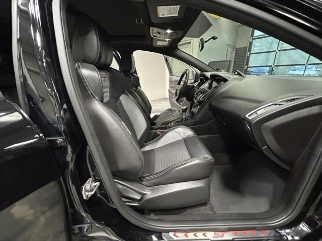 Photo of 2017 Shadow Black Ford Focus ST