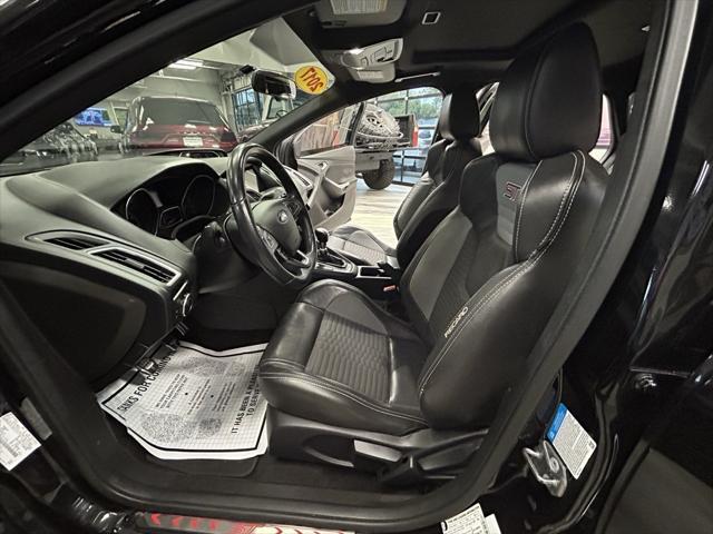Photo of 2017 Shadow Black Ford Focus ST