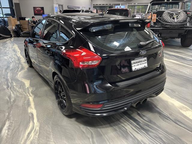 Photo of 2017 Shadow Black Ford Focus ST