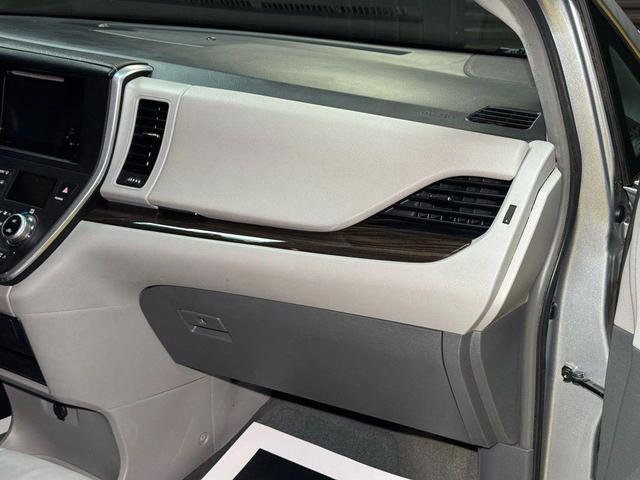 Photo of 2016  Toyota Sienna