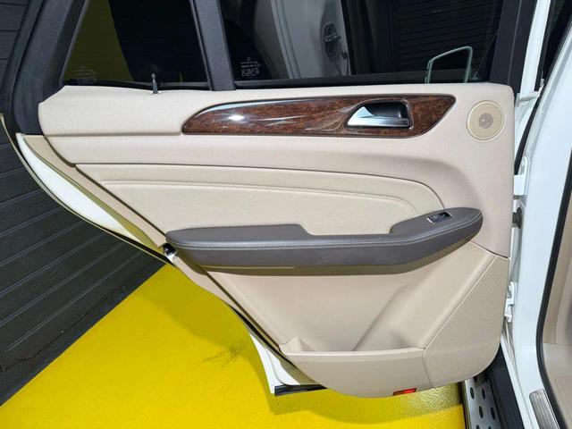 Photo of 2012 White Mercedes-Benz M-Class