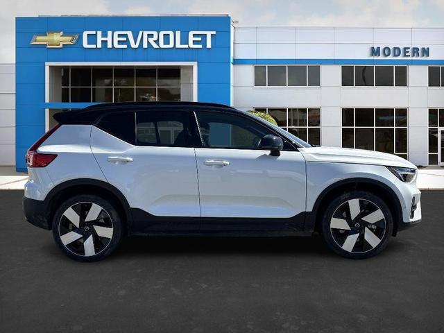 Photo of 2024 White Volvo XC40 Recharge Pure Electric
