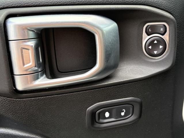 Photo of 2020 White Jeep Gladiator