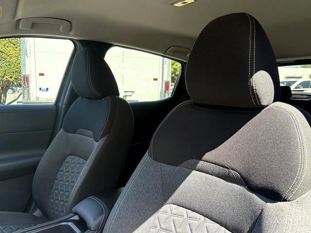 Photo of 2025 Gun Metallic Nissan Kicks