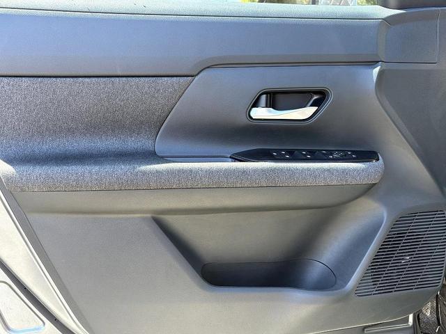 Photo of 2025 Gun Metallic Nissan Kicks