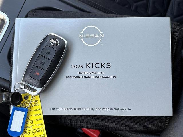 Photo of 2025 Gun Metallic Nissan Kicks