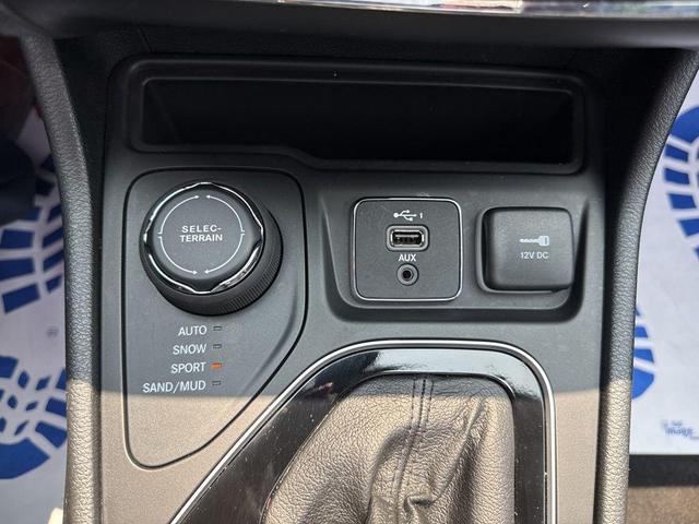 Photo of 2022 Granite Crystal Clearcoat Metallic Jeep Cherokee