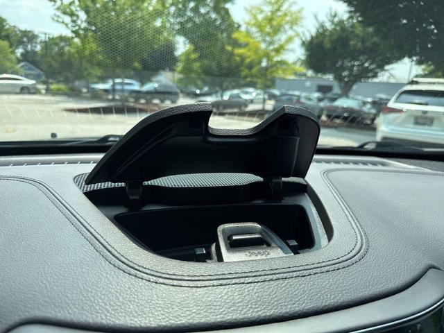 Photo of 2022 Granite Crystal Clearcoat Metallic Jeep Cherokee