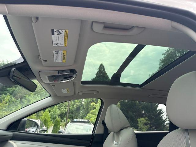 Photo of 2025 White Pearl Hyundai TUCSON Hybrid