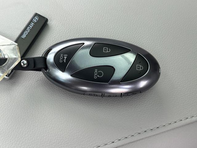 Photo of 2025 White Pearl Hyundai TUCSON Hybrid