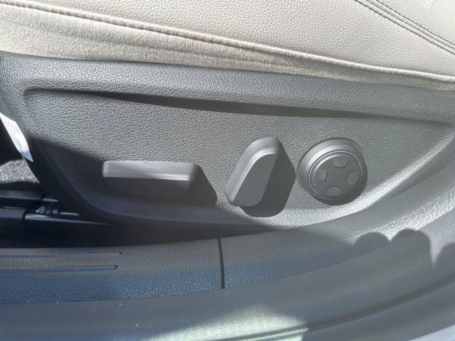Photo of 2025 Alta White Genesis G70
