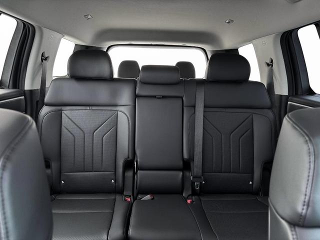 Photo of 2025 White Hyundai SANTA FE HEV