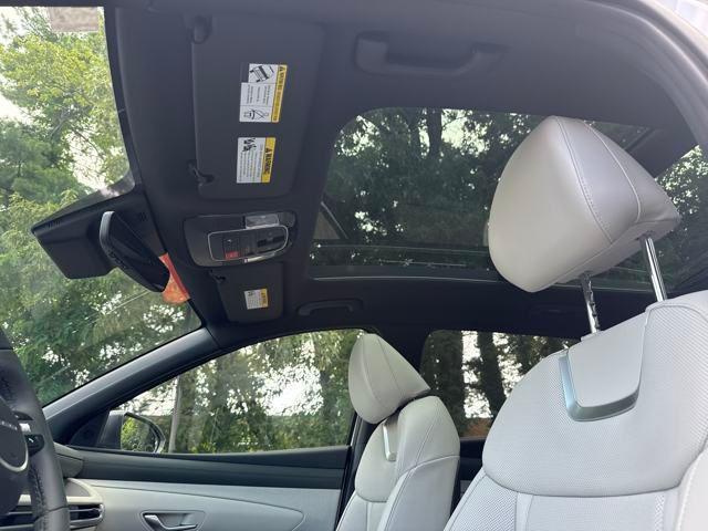 Photo of 2025 White Pearl Hyundai TUCSON Hybrid