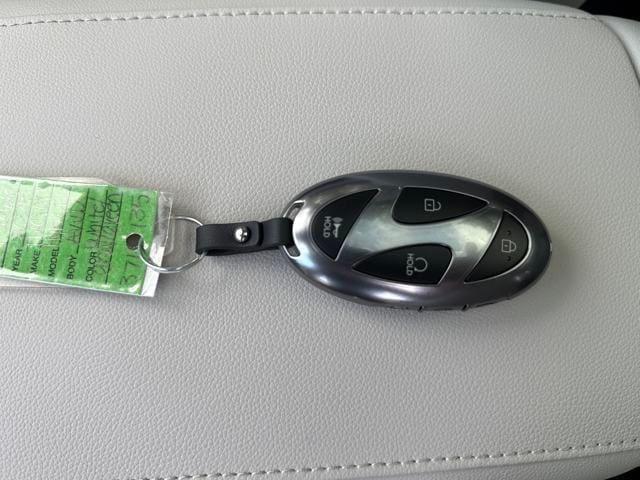 Photo of 2025 White Pearl Hyundai TUCSON Hybrid