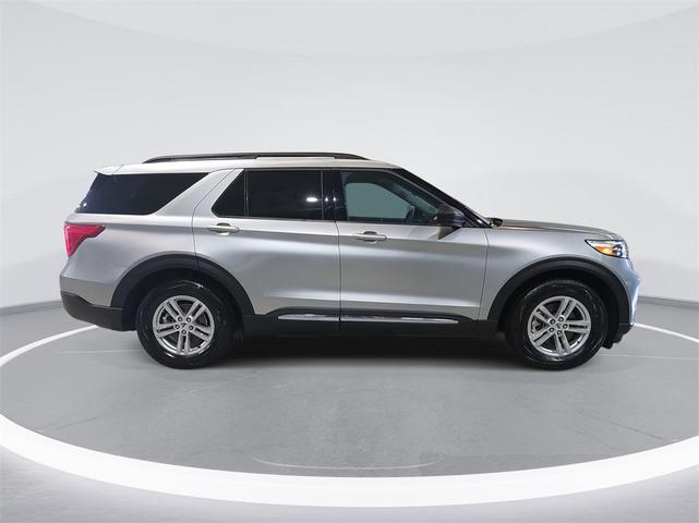 Photo of 2024 Iconic Silver Metallic Ford Explorer
