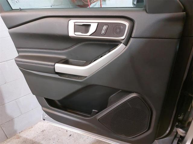 Photo of 2024 Iconic Silver Metallic Ford Explorer
