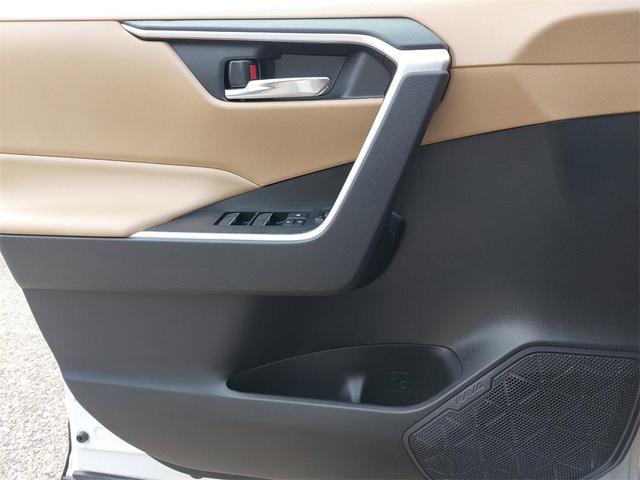 Photo of 2022 White Toyota RAV4