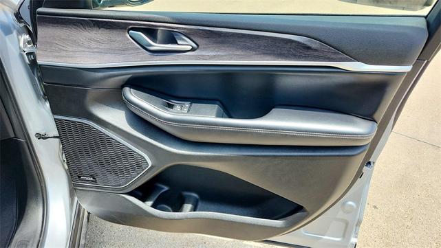 Photo of 2023 Silver Zynith Jeep Grand Cherokee 4xe