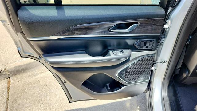 Photo of 2023 Silver Zynith Jeep Grand Cherokee 4xe