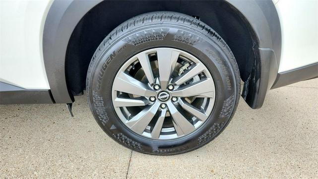 Photo of 2024 White Nissan Pathfinder