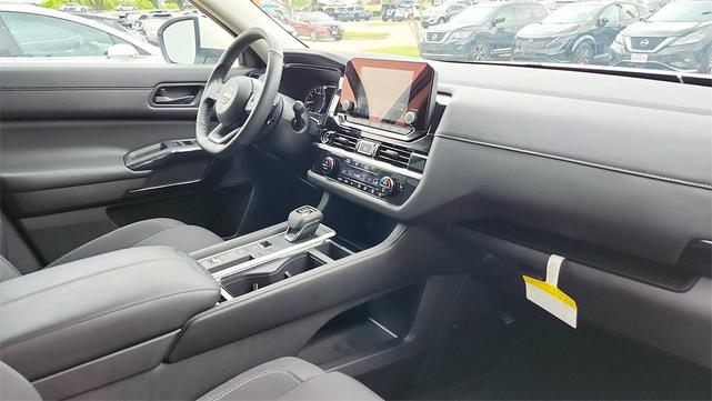 Photo of 2024 White Nissan Pathfinder